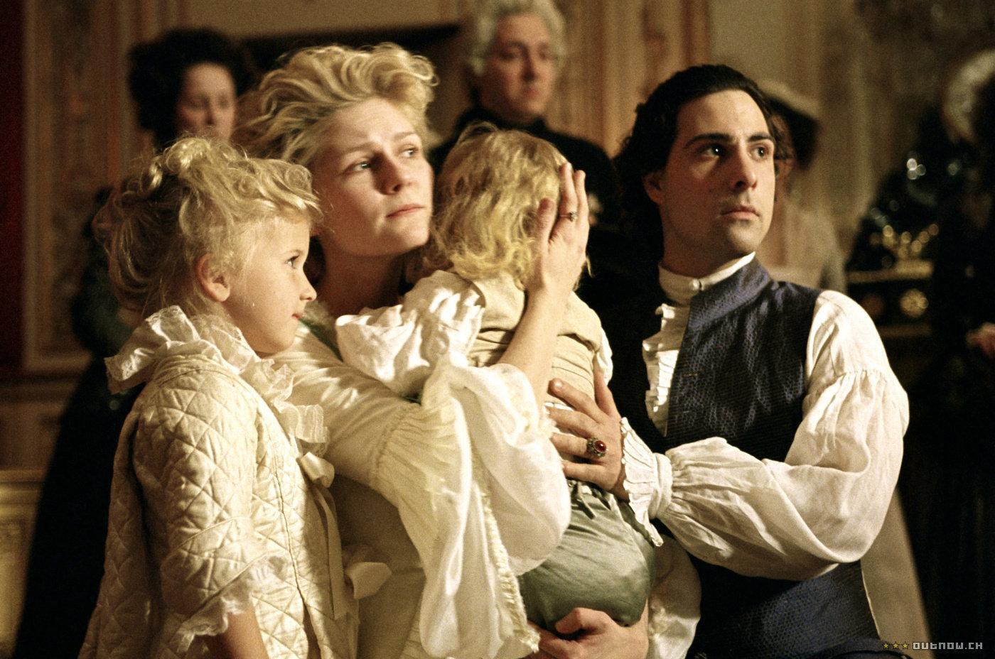 《绝代艳后》:用浮华夸张的造型,塑造了一个空壳玩偶 - 知乎