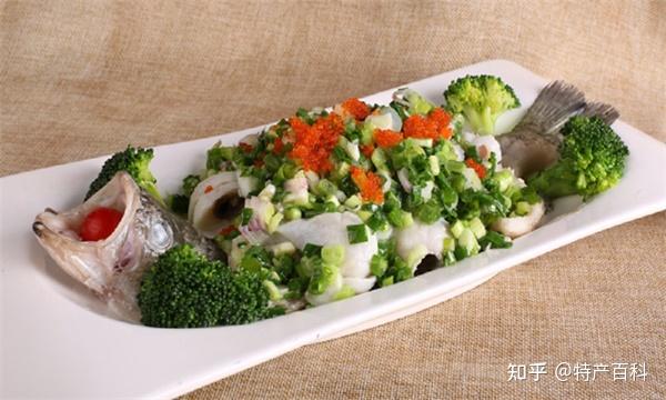 七星鱼学名叫月鳢,俗称七星鱼,称星鱼,花星鱼,山斑鱼,点秤鱼,中公鱼等