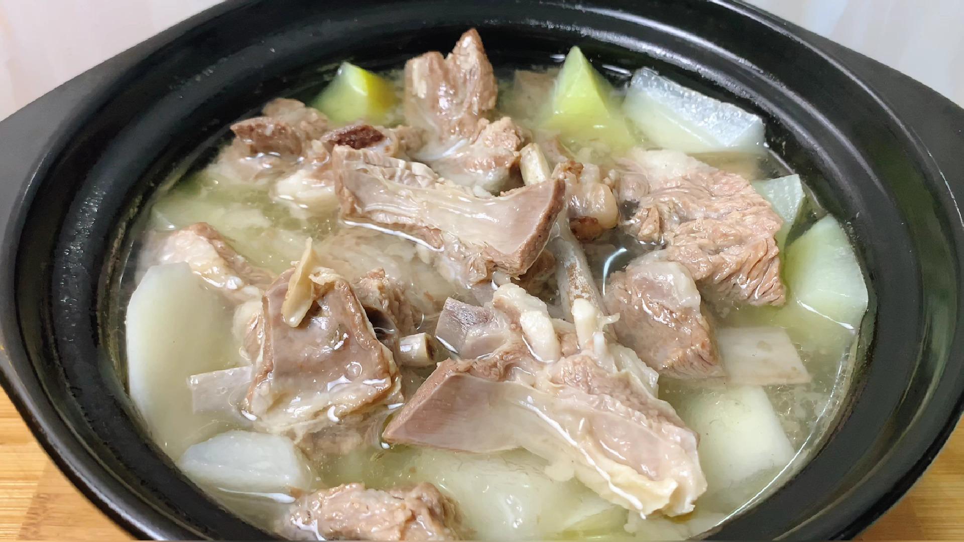 炖羊肉汤切记不要直接炖秘诀告诉你羊肉汤浓肉香不腥不膻