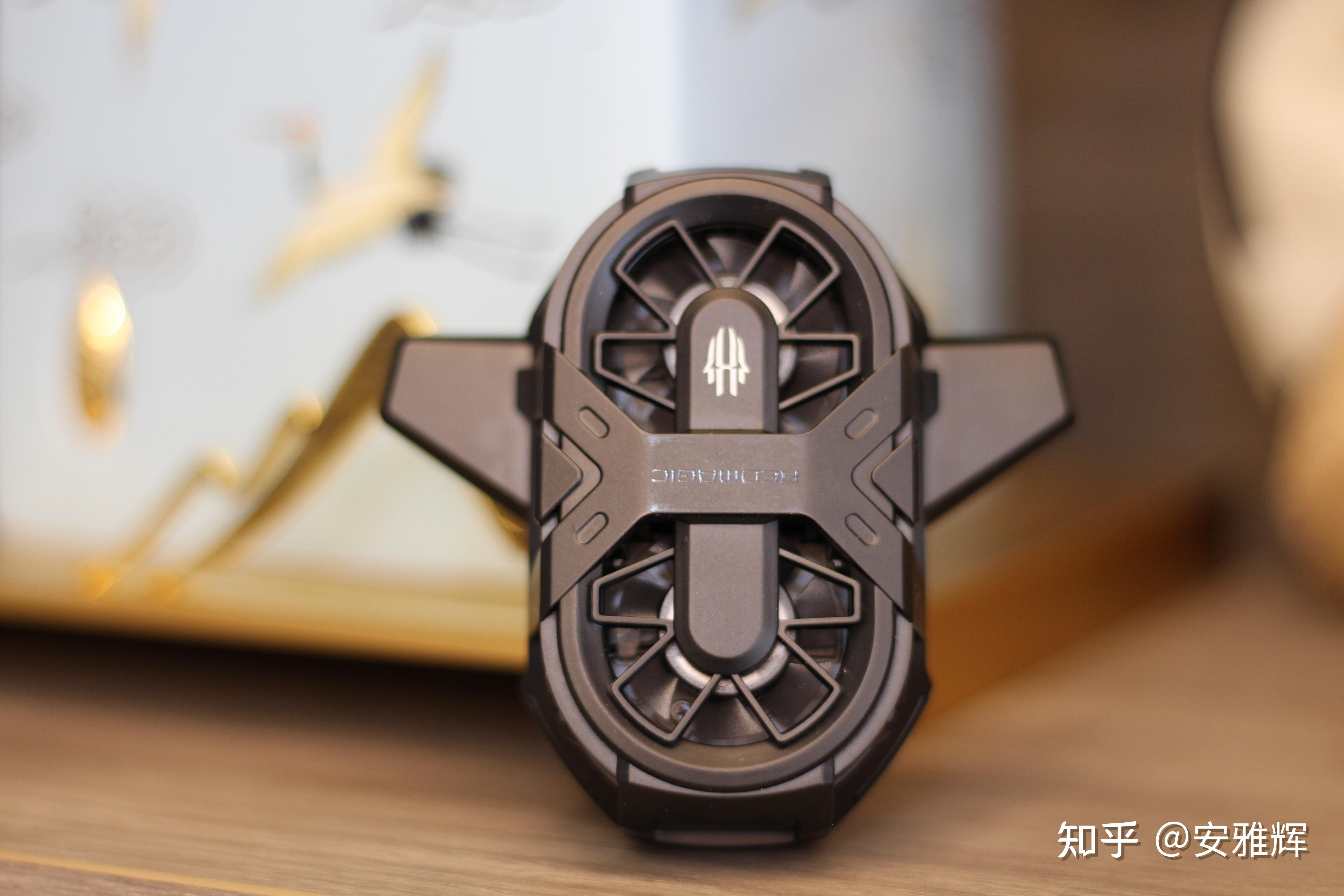 手机为发烧而生来看看红魔散热背夹从根本治好发烧