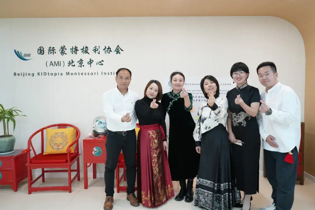 看到j老师每天精心打扮自己,学员们隐藏在内心深处对美的追求被一一