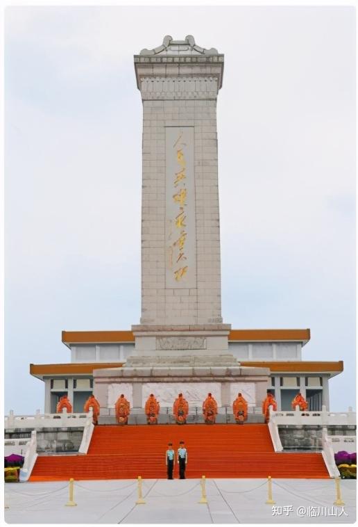 站在庄严神圣的人民英雄纪念碑前,厚重的云彩寄托着心中的哀思,丝丝