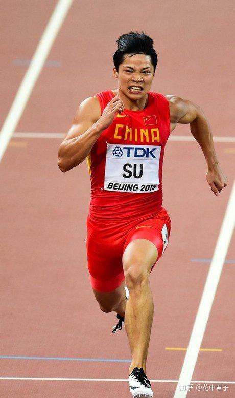 今年的东京奥运会,在100米短跑半决赛中,苏炳添奇迹般地跑出了9秒83的