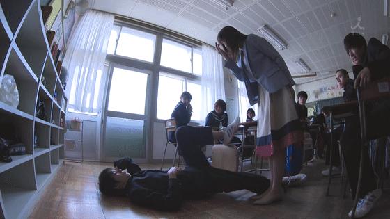 于是仙女下凡的一幕,让初中三年级的黑岩晶的内心泛起了波澜:男主黑岩