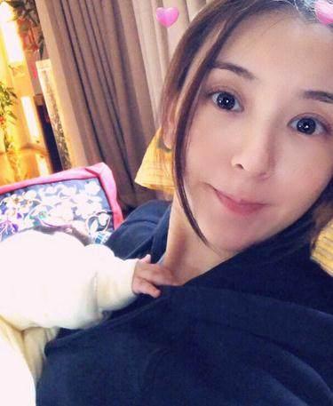 郭富城女儿被妈妈方媛晒出 小手萌化了 知乎