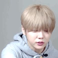 虽然金色的锅盖头,很有小正太的感觉.可是鹿晗今年已经30岁了啊.