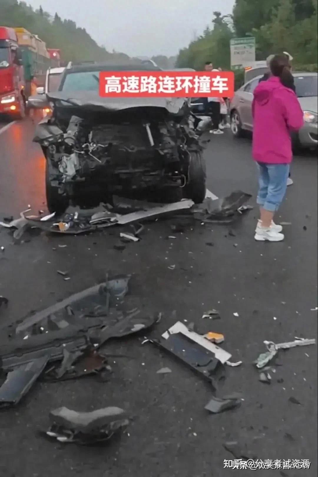 【现场】晋城高速突发车祸！红色小轿车竟被撞成这样......