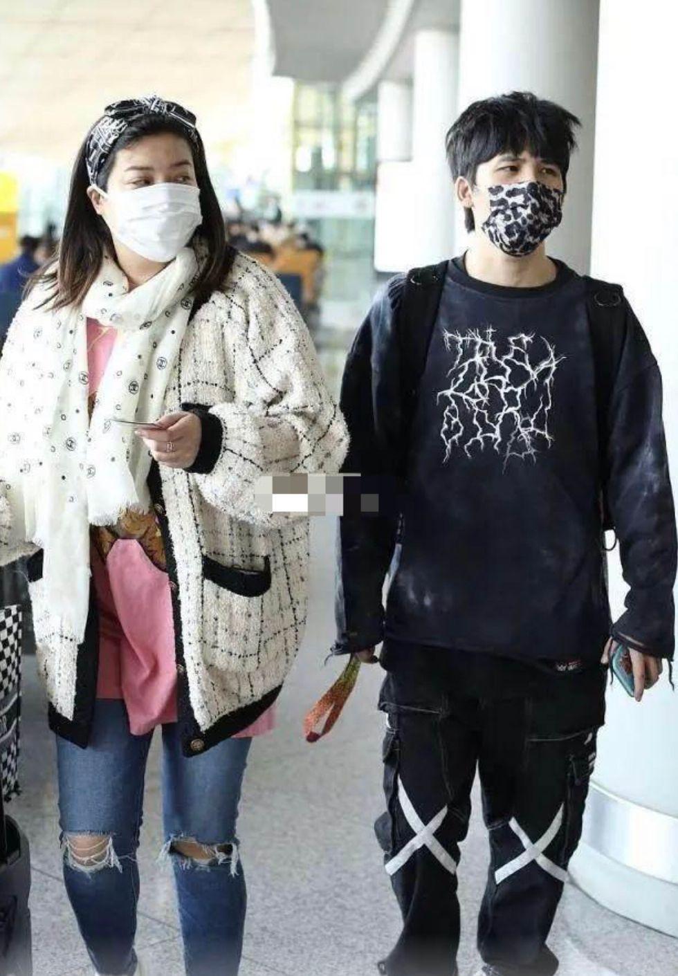 大张伟两口子出行,老婆穿整套香奈儿却没高级感,败笔出在裤子上