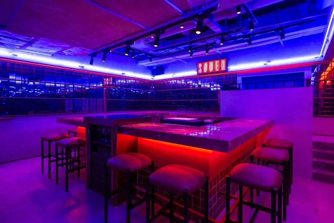 你会看到一个很神奇的现象:项目对面的复兴公园中,阿姨妈妈们正在享受