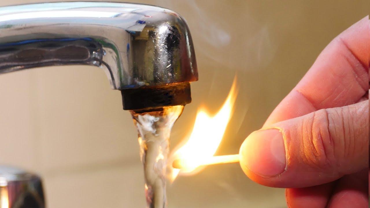 世上真的有黑色火焰么老外将盐水滴向酒精灯场景非常的神奇