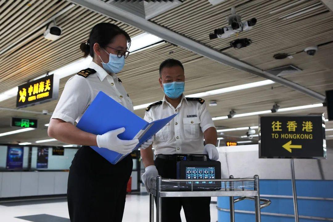 5月15日上午11點,羅湖海關關員在旅檢大廳進行口岸微小氣候監測,包括