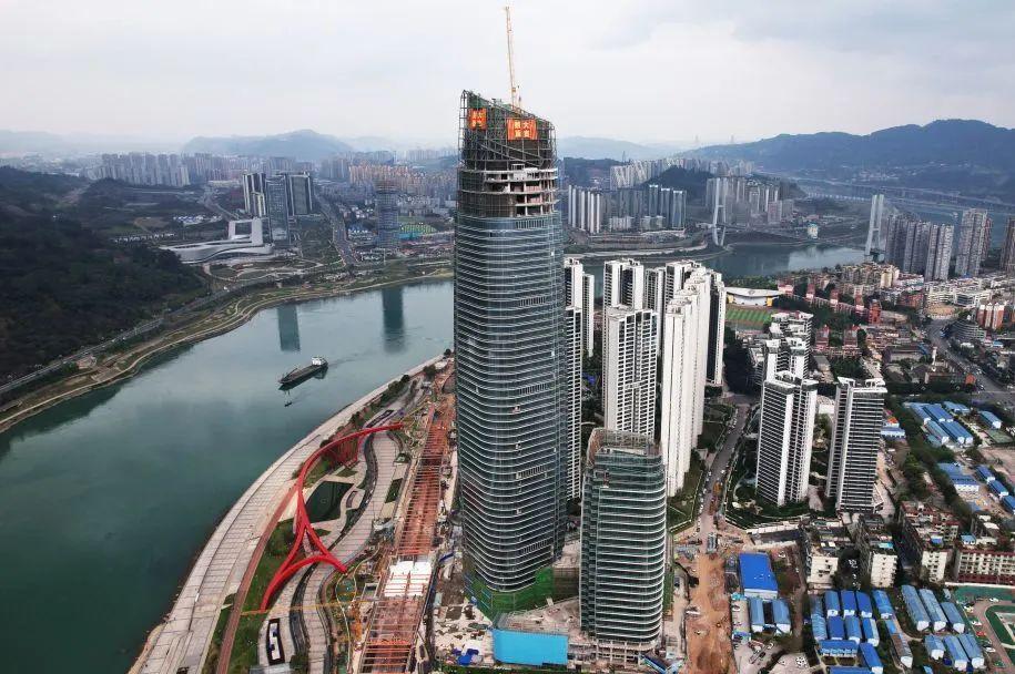 三江口cbd宜宾中心塔冠封顶华侨城打造川南第一高楼