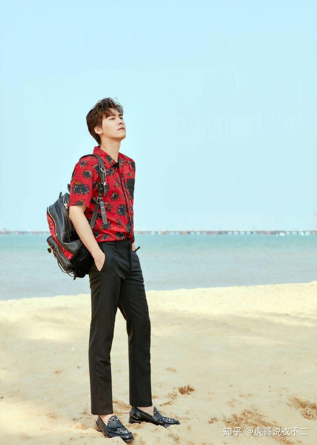 李易峰又穿花衬衫32岁的他身材正好只是这杂色碎花太高调