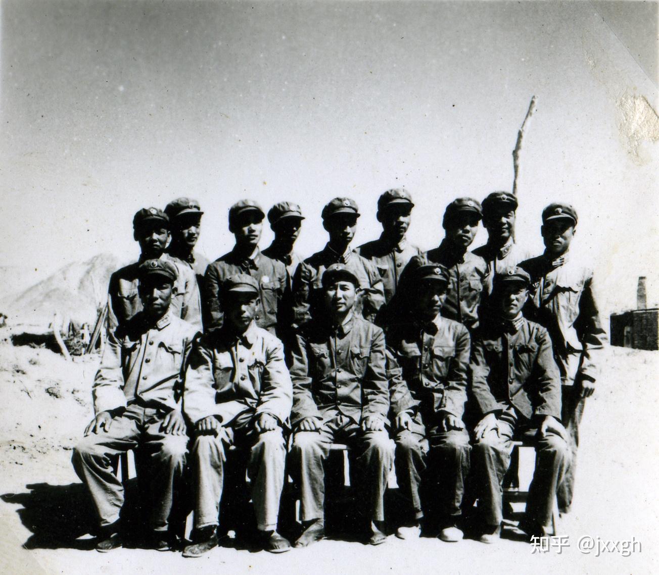 1959年在新疆馬蘭基地與部分指戰員合影,前排中間為黃文明.