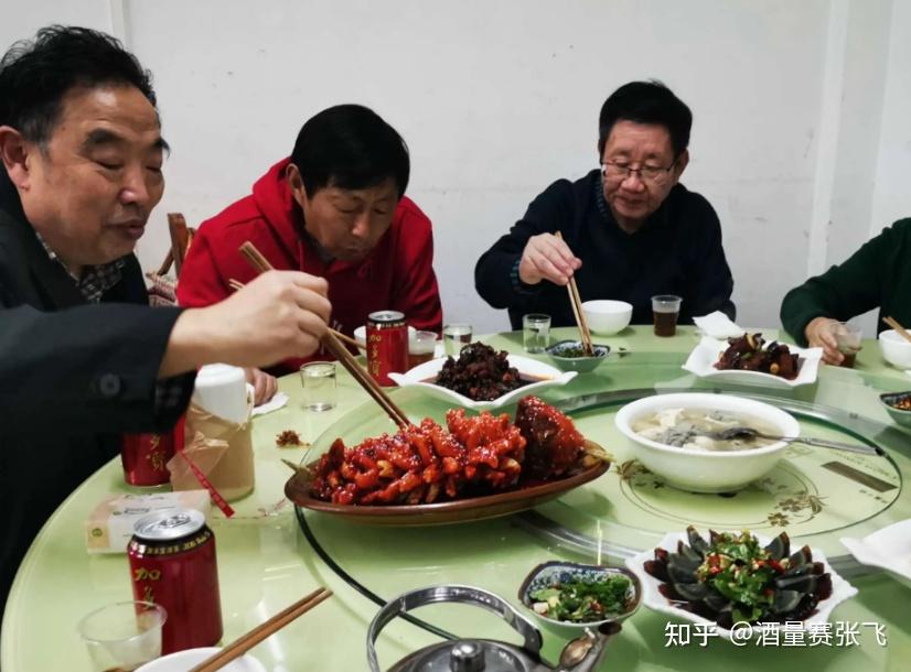 老朋友聚餐,我主动带了1箱茅台去赴宴,心想朋友肯定会爱喝,谁知却无一