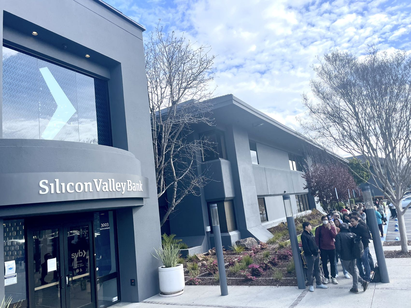 硅谷银行恢复开门，现场储户大排长龙取款，具体情况如何？ - 币圈王二狗的回答- 知乎
