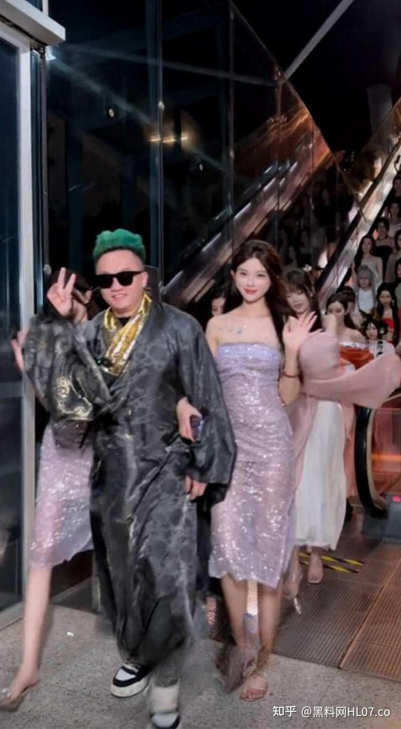 抖音千万网红 泳池战神「李二狗」,泳池边淫乱性趴群 p 盛宴上演一龙