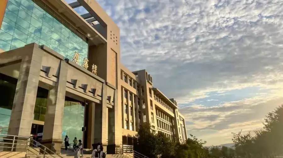 广西师范大学美术学院,其前身是著名书法家伍纯道教授于1988年所创办