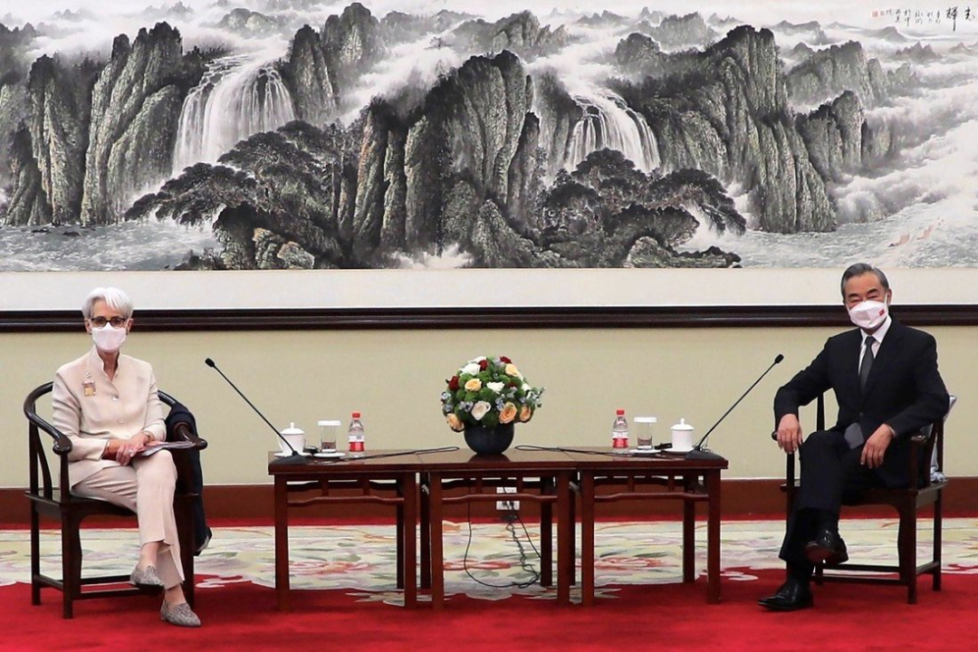 7月26日,美国国务院常务副国务卿舍曼赴天津,中国外交部副部长谢锋