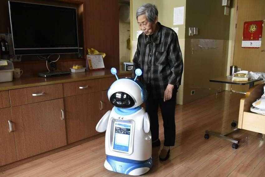 阿铁"智能护理机器人除了杭州外,智能养老机器人也在广州黄埔"上岗"了