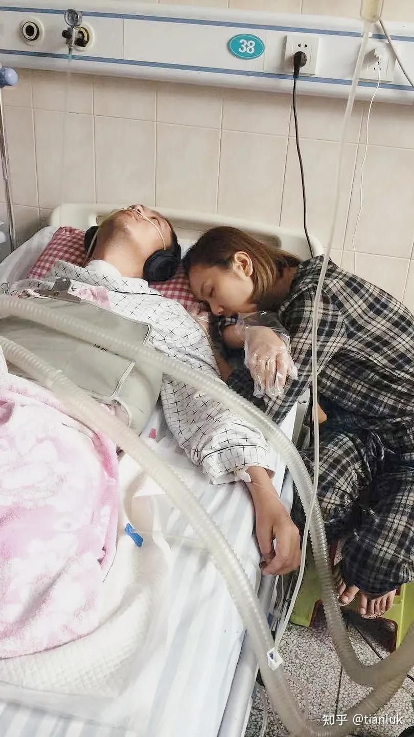 傻女孩三年多的不离不弃唤醒植物人男友让我们明白了什么叫无缘无故的