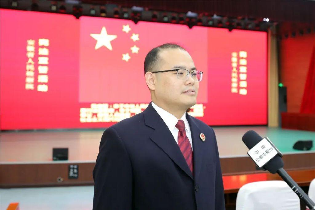 安徽省人民检察院第七检察部检察官高军说:面对神圣的宪法宣誓,既是一