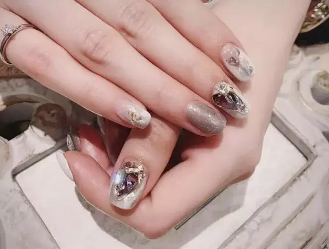 这里可能是最全的新年美甲集合了-新年美甲图片2021简单大方红色衣服