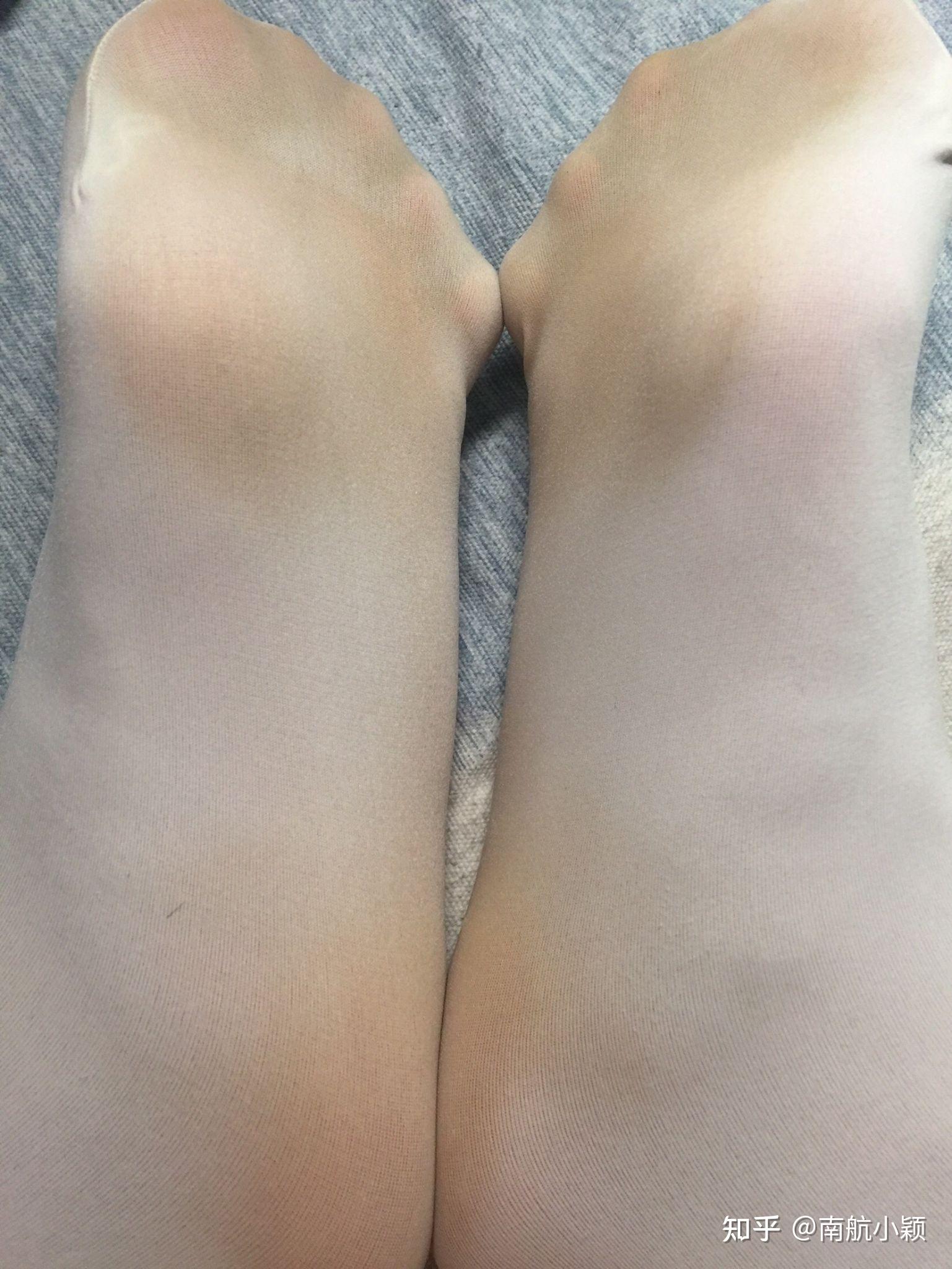 女生靴子里面的白色袜子 脚底袜子会变色吗? - 知乎