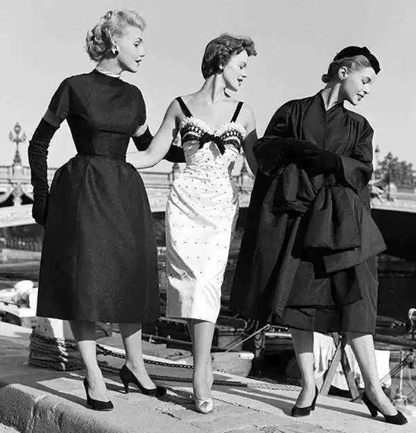 偶尔看到一篇描写西方20世纪50年代服饰的文章,被那个时候的服装惊艳