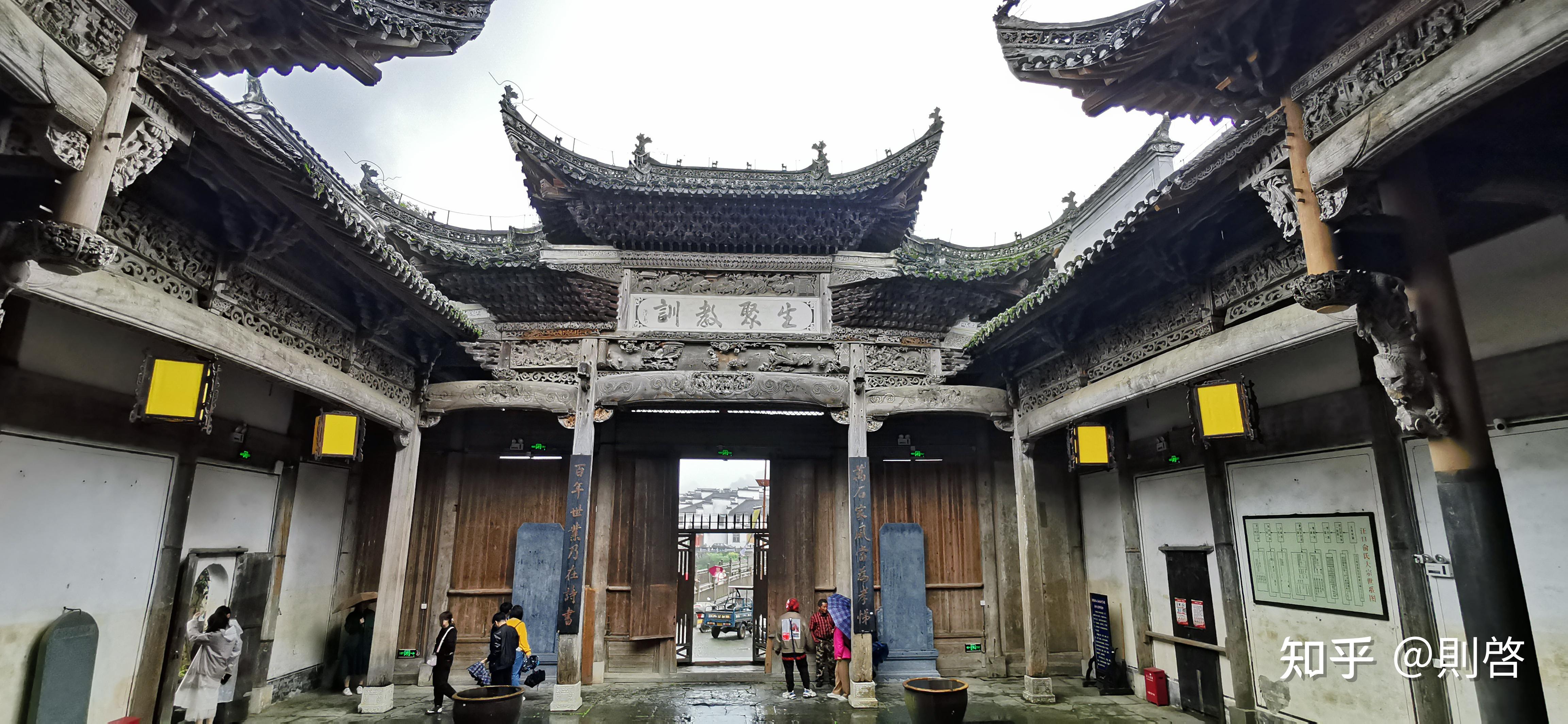 我们三人来至汪口景区门口前,遇见一位中年阿姨向我们推荐她家的菜馆