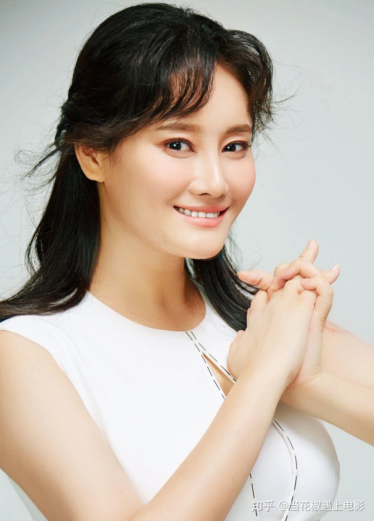 女演员牛丽燕:8岁被导演相中,演反派招人骂,调侃:被骂是幸福 - 知乎