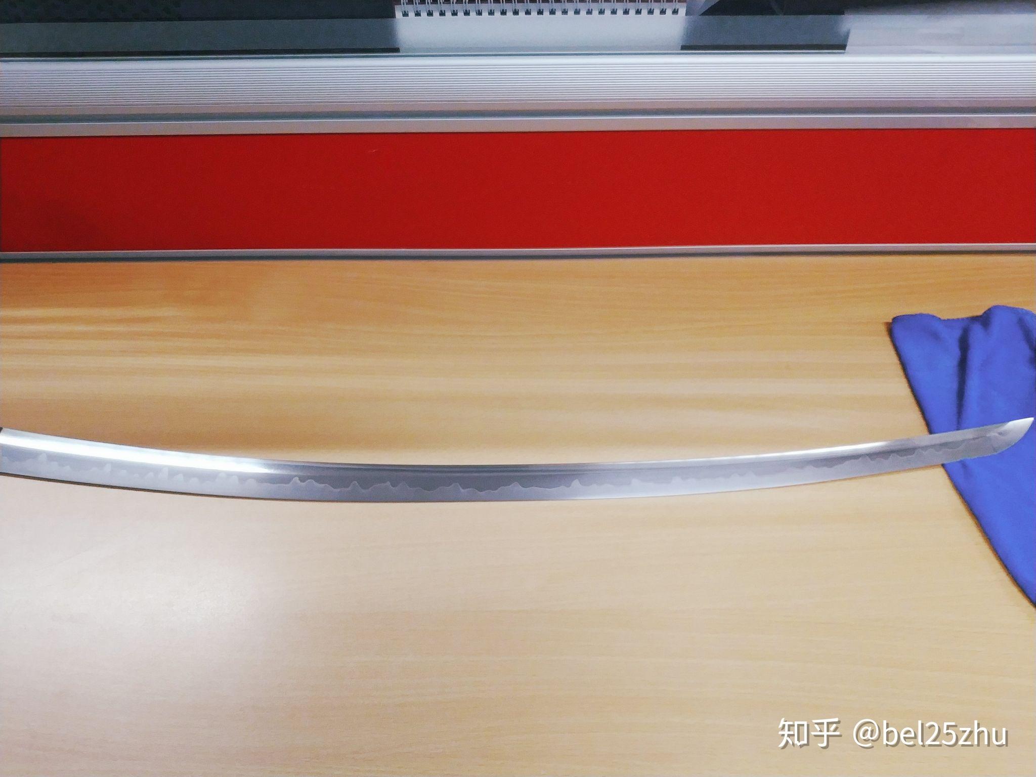 为什么日本刀的刀条有的镜面的还有的是刀背是黑的刀刃是白色的