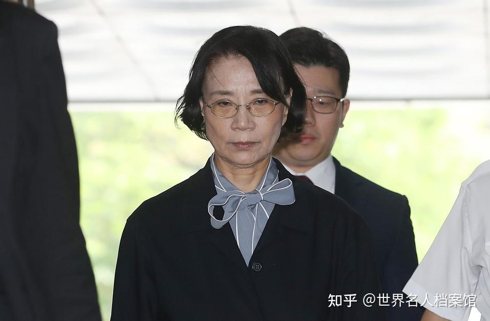 恶魔小姐赵显旼威胁空姐体罚员工一杯水泼走2000亿家产