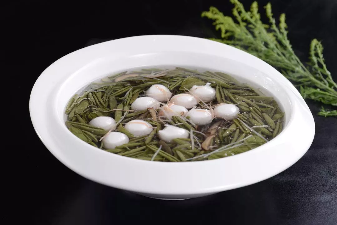 西湖莼菜汤用料莼菜,火腿,鸡胸脯肉适量,食盐,高汤适量做法步骤将莼菜