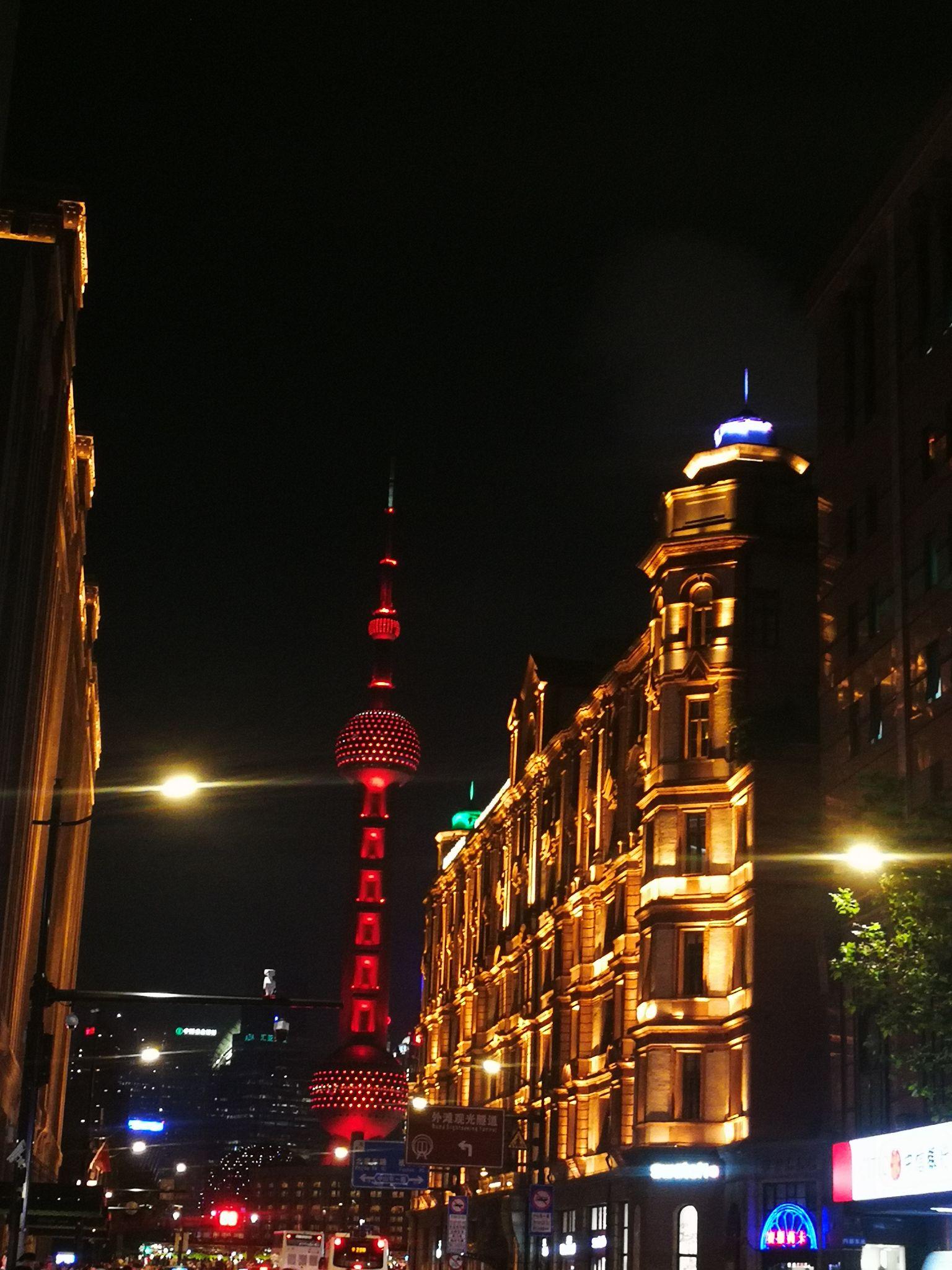 有哪位朋友现在在上海外滩的能拍张外滩夜景给我吗