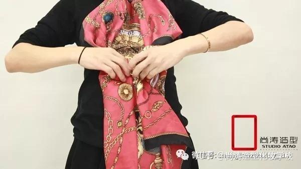 6"拧绳"式系法选择一条长条丝巾,先老式的套在脖子上,在从中多次缠绕
