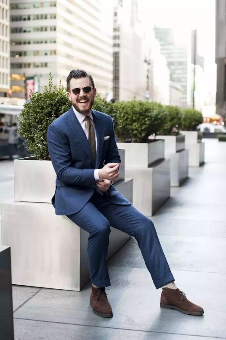 沙漠靴选择基础色(例如黑色,海军蓝,大地色系),搭配短夹克和束脚裤就