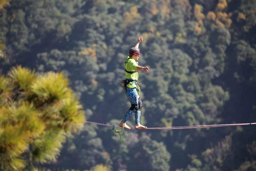 走扁帶,也叫走繩,英文名slackline,是近年興起於國外的一項集極限運動