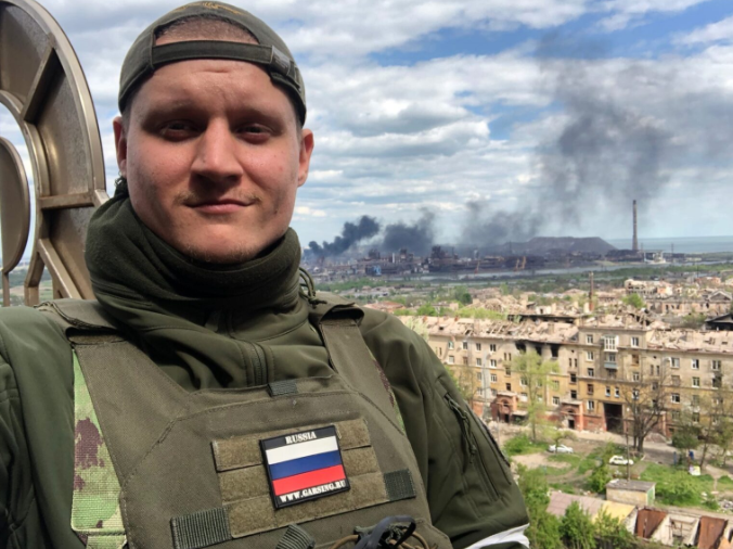 乌克兰记者在俄罗斯新闻社的战地记者中发现了这位直言不讳的新纳粹