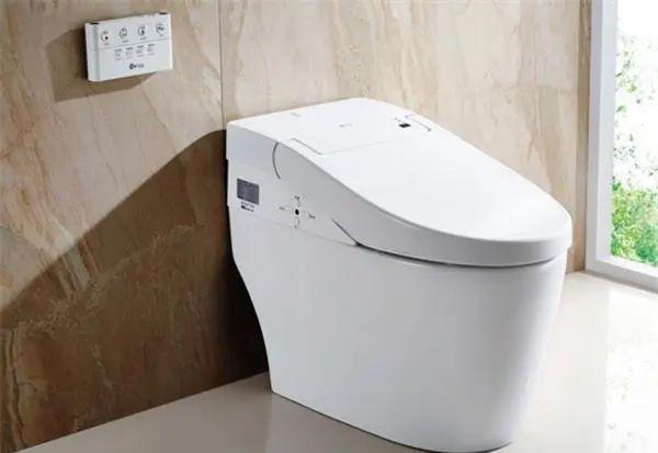 马桶背后的墙上可以留一个插座,如果考虑要装卫洗丽的话,洗手盆旁边的