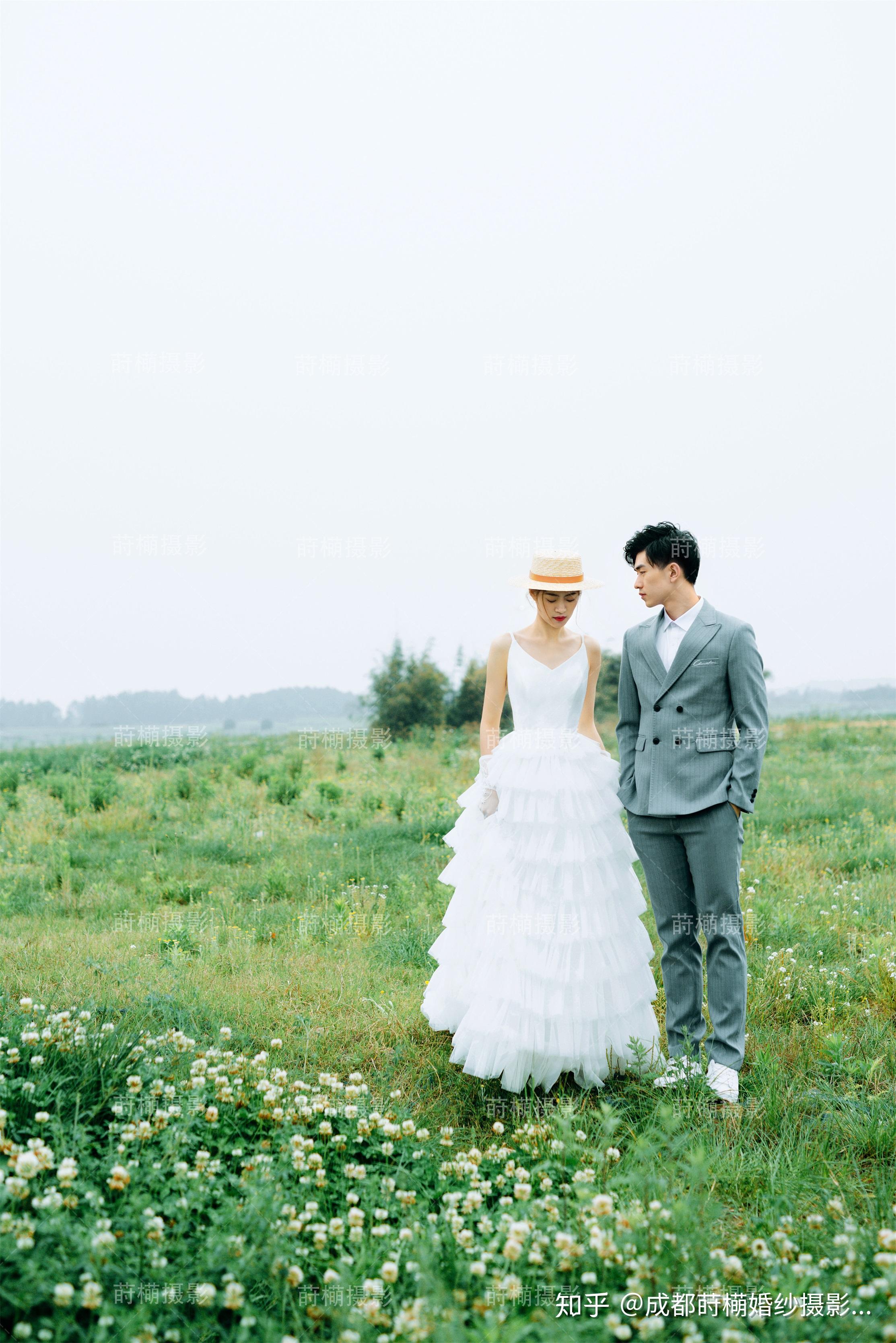 成都约拍清凉消暑成都婚纱照小清新婚纱照大气草坪婚纱照莳橗摄影
