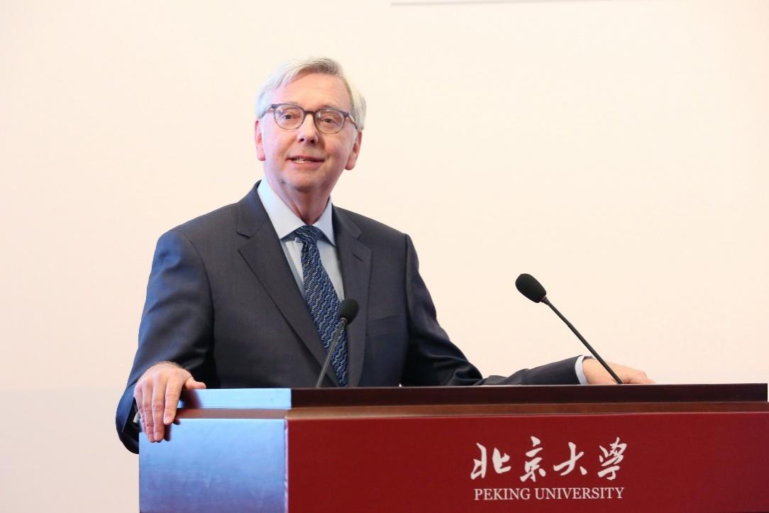 剑桥大学校长斯蒂芬·图普在北京大学演讲别人大学的暑期实训清华大学