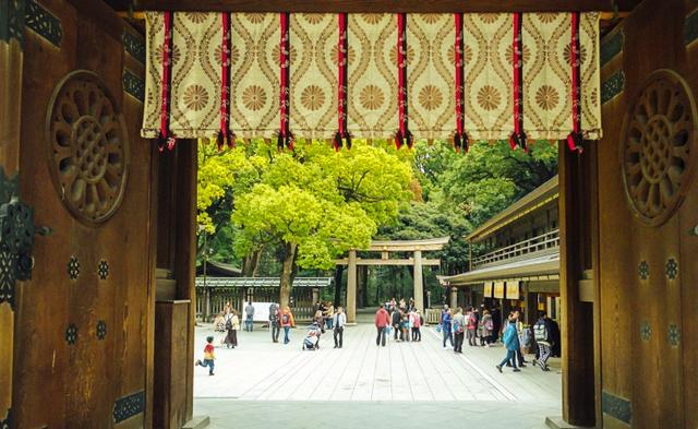 每年新年的前三天参拜人数都超过300万人次,是日本超人气的初诣名所