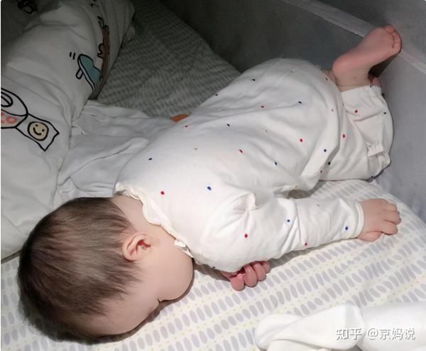 婴儿晚上蹬被子原因_宝宝晚上睡觉反复蹬被子_宝宝晚上蹬被子脚冰凉