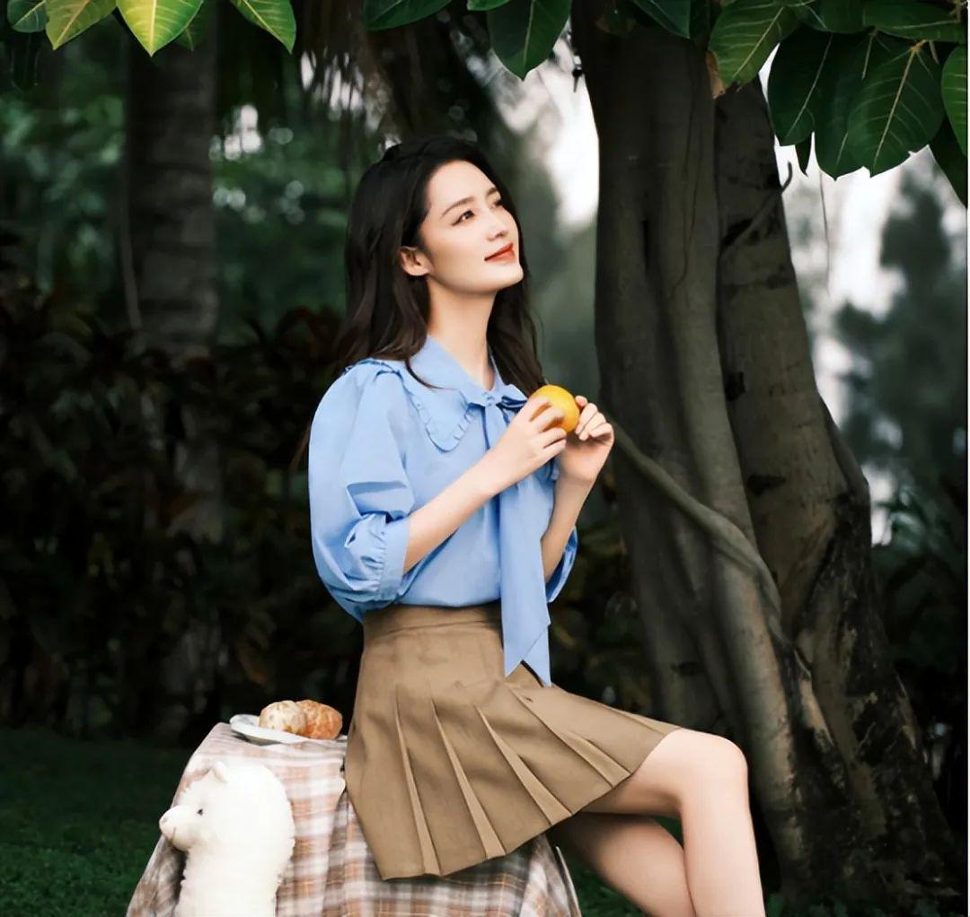 李沁的夏季随意拍真舒适干净简约风完美展现沁饮风格