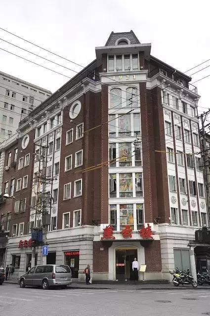 闻名遐迩的是北京烤鸭,在上海人的眼中,吃烤鸭,非得到老字号燕云楼去