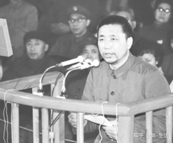 抓捕王洪文时,他的反抗最激烈,甚至挣脱警卫,扑到叶剑英跟前 - 知乎