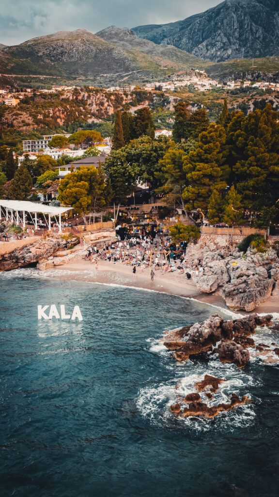 2018年,kala音乐节在阿尔巴尼亚里维埃拉阳光普照的海滩上首演,将海滩