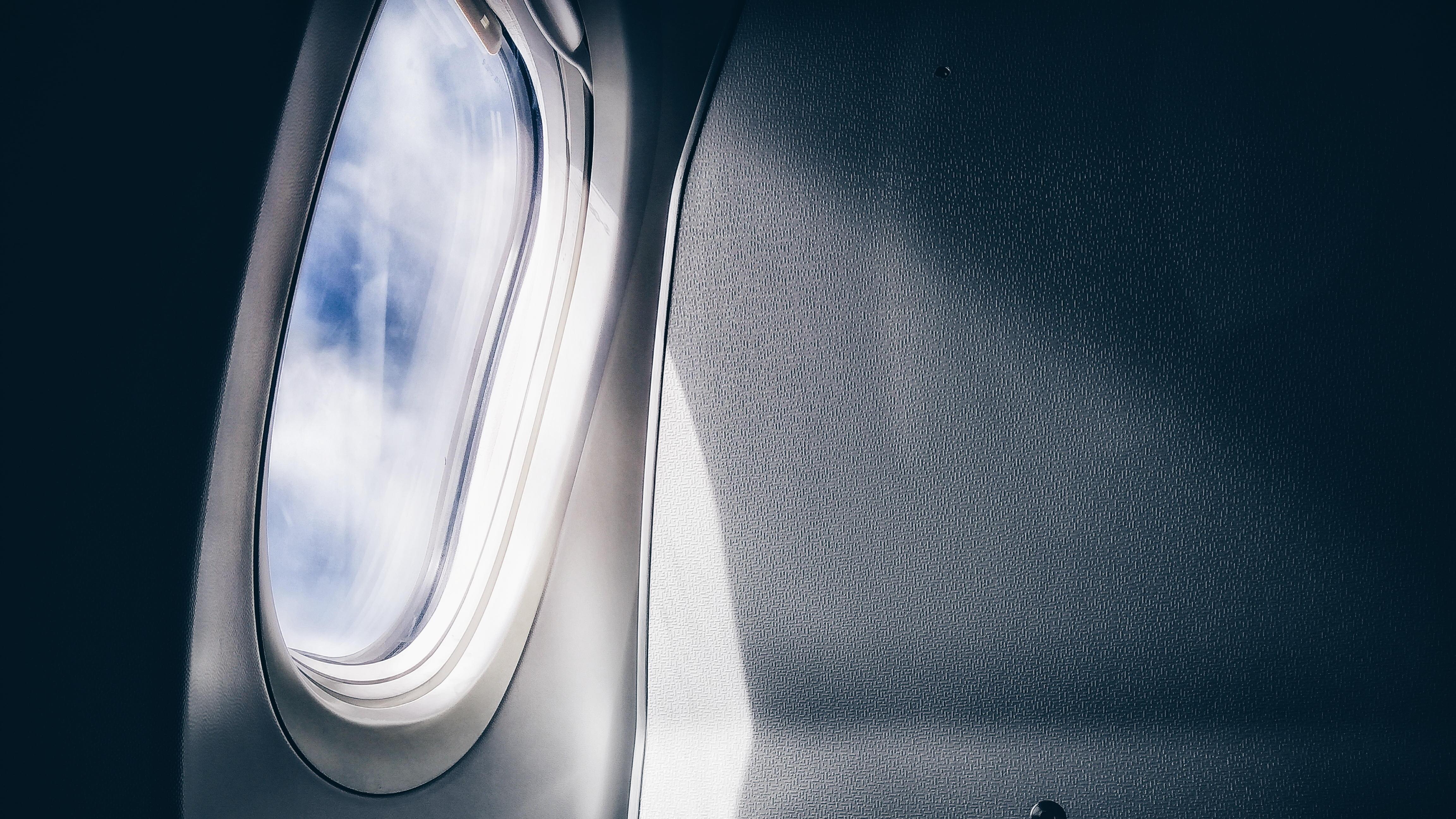 飞机窗户为什么又小又圆