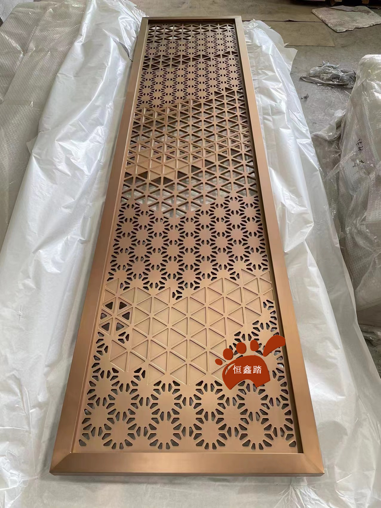 铝板镂空玫瑰金屏风隔断